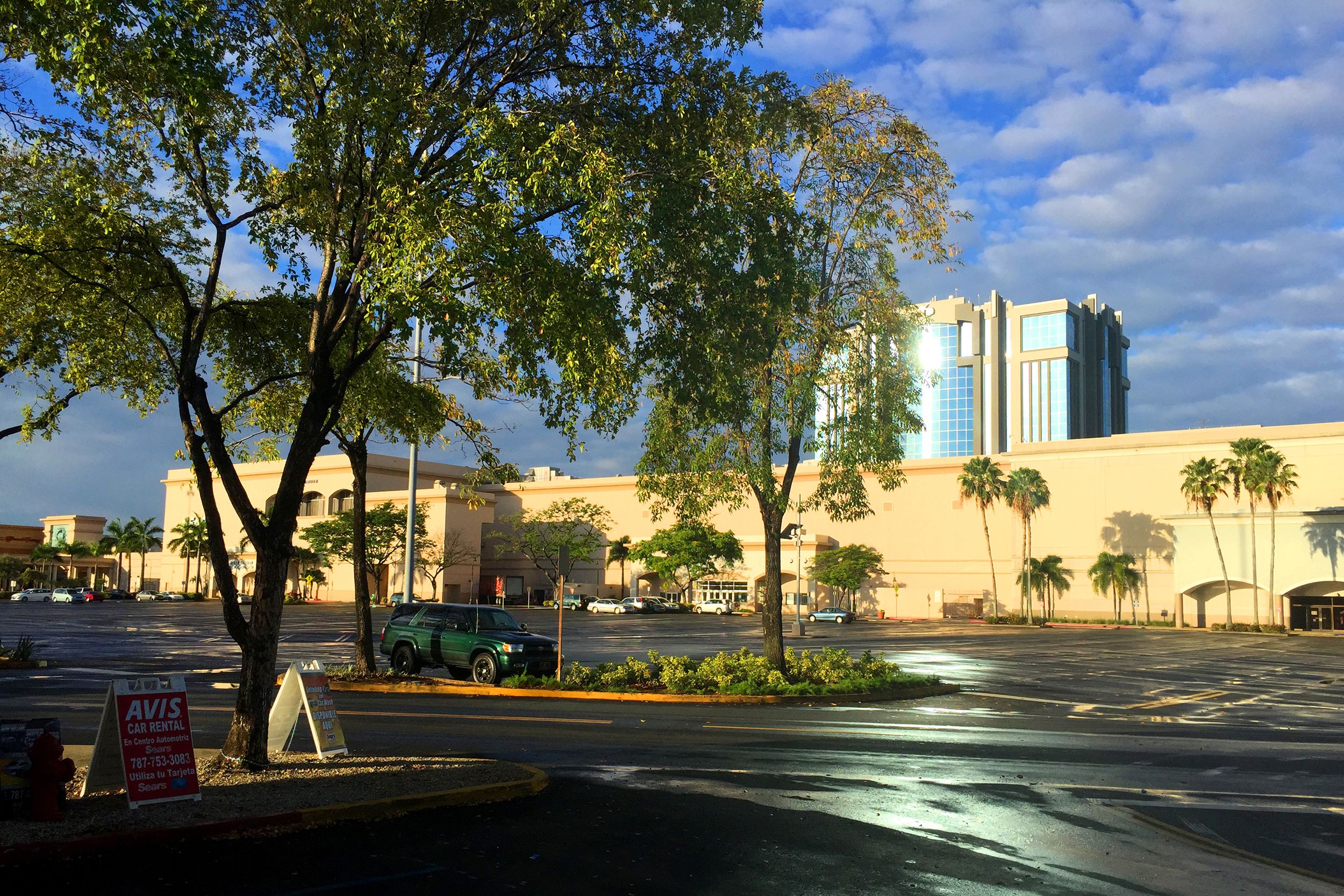 plaza las americas mall at 7 a.m.