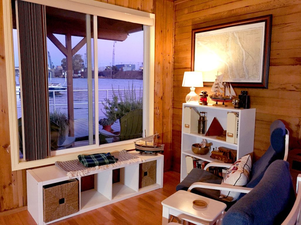 Hayden Island Floating Home: More