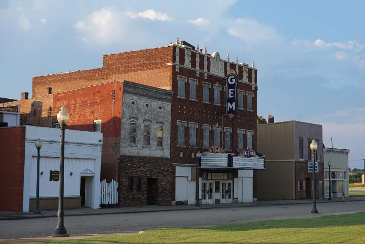 Abandoned building on an abandoned block in Cairo, Illinois