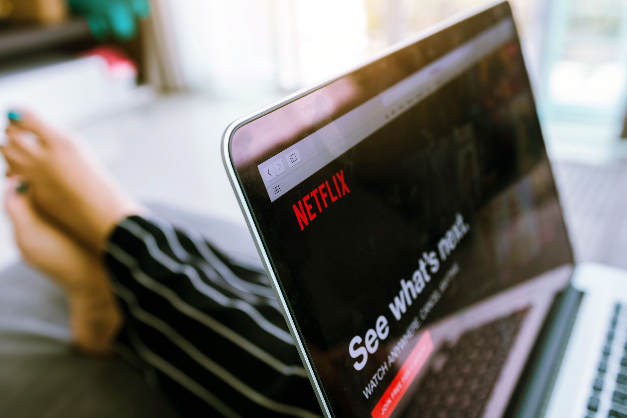 watching netflix in bed with computer on lap
