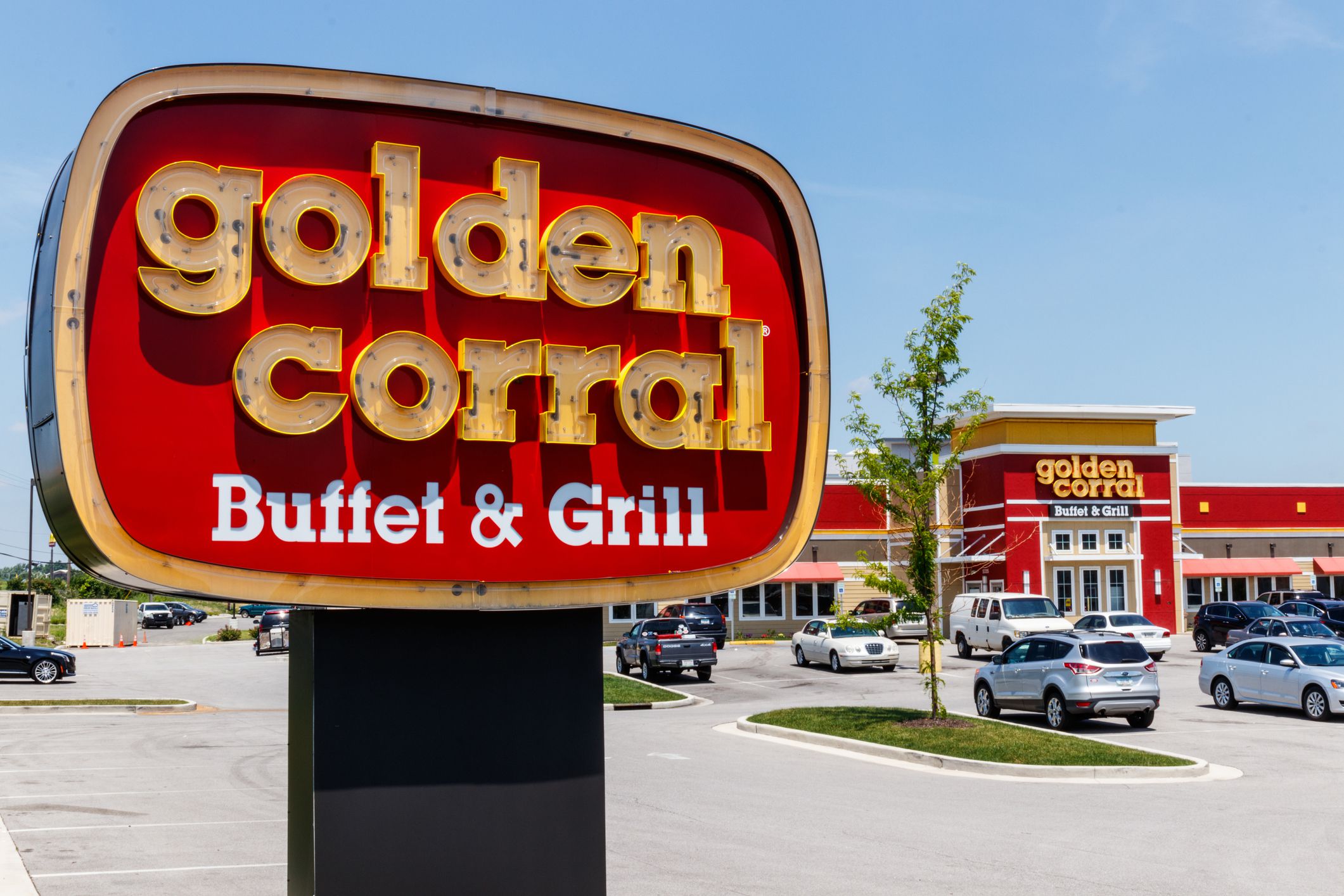 sign of Golden Corral, Fort Wayne, Indiana in foreground with resturant and parking in the background