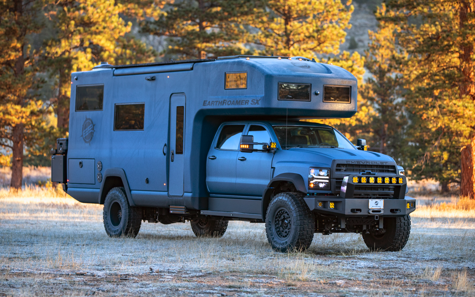 exterior of EathRoamer SX RV