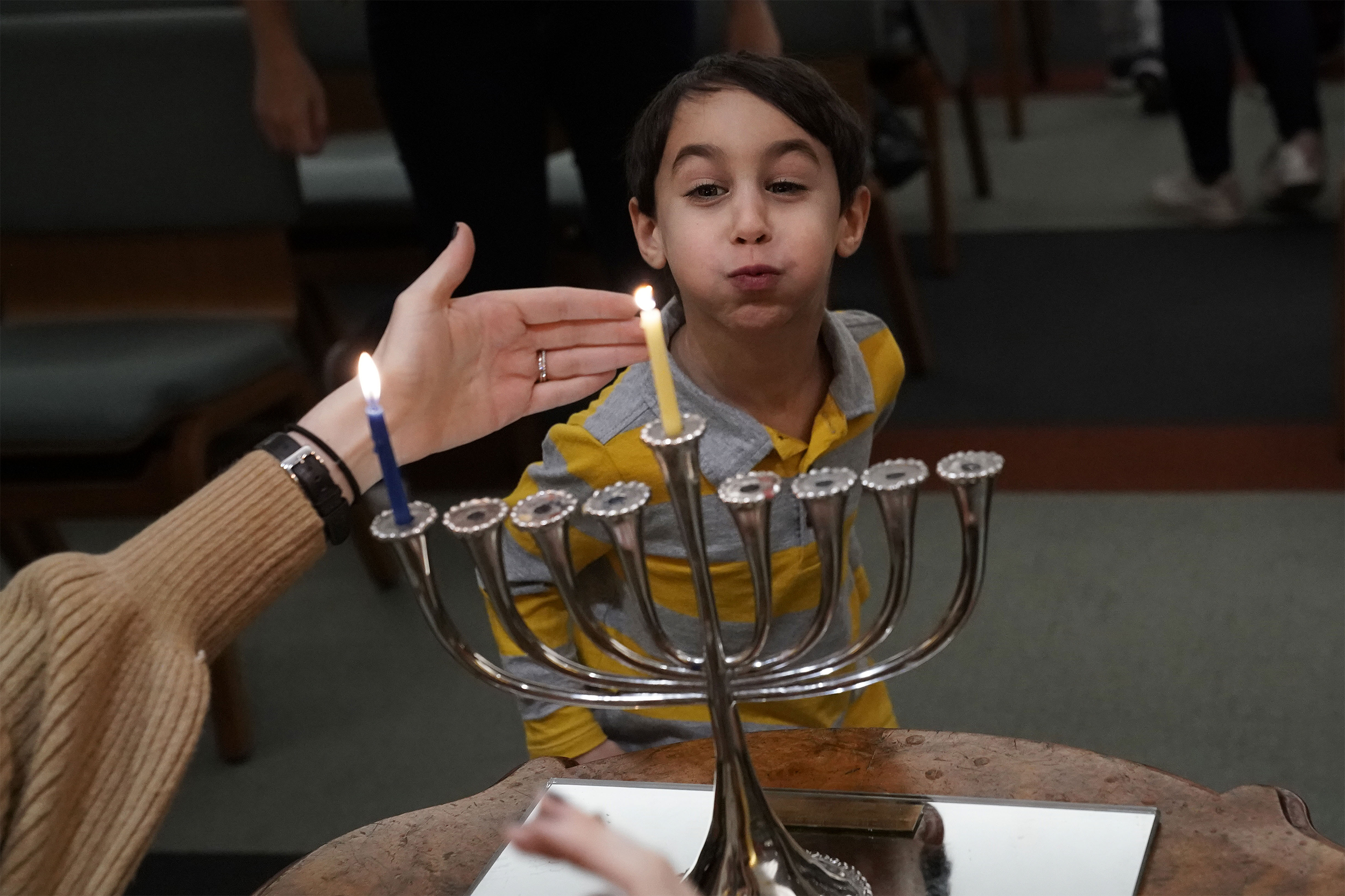 Preschoolers Attend Menorah Lighting At Washington Synagogue Ahead Of Hanukkah