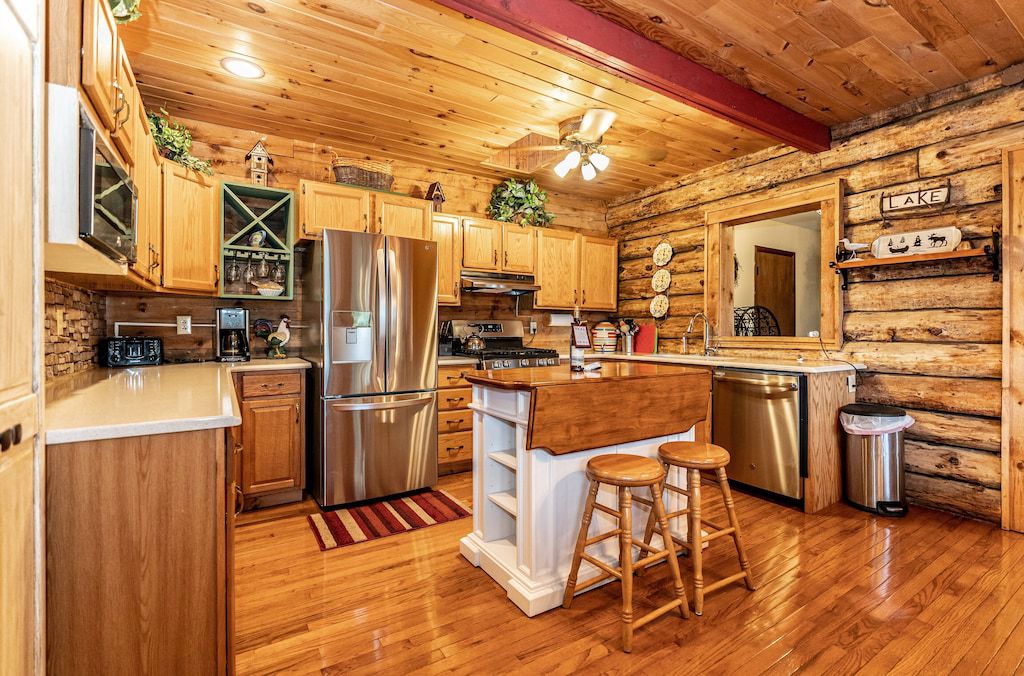 Lake Forest Lodge: More