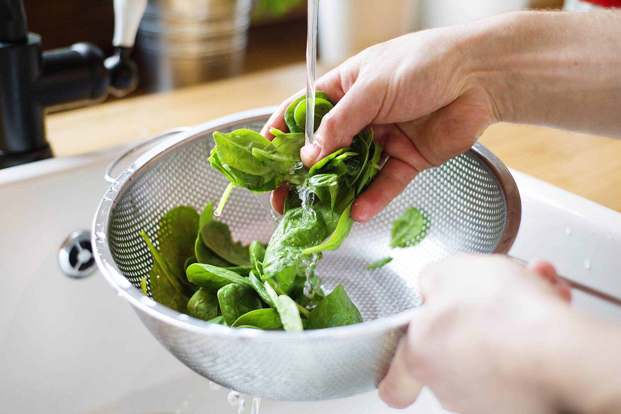 Washing fresh spinach