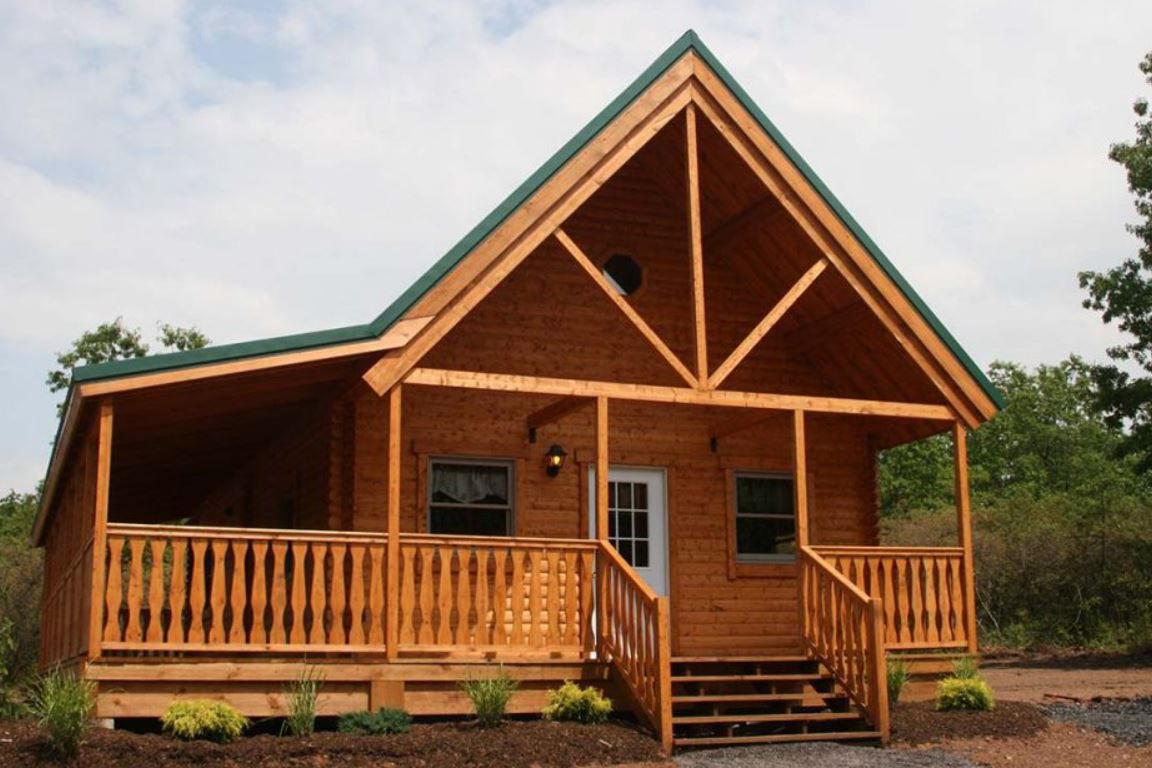 Large Conestoga Mountain King Log Cabin on overcast day