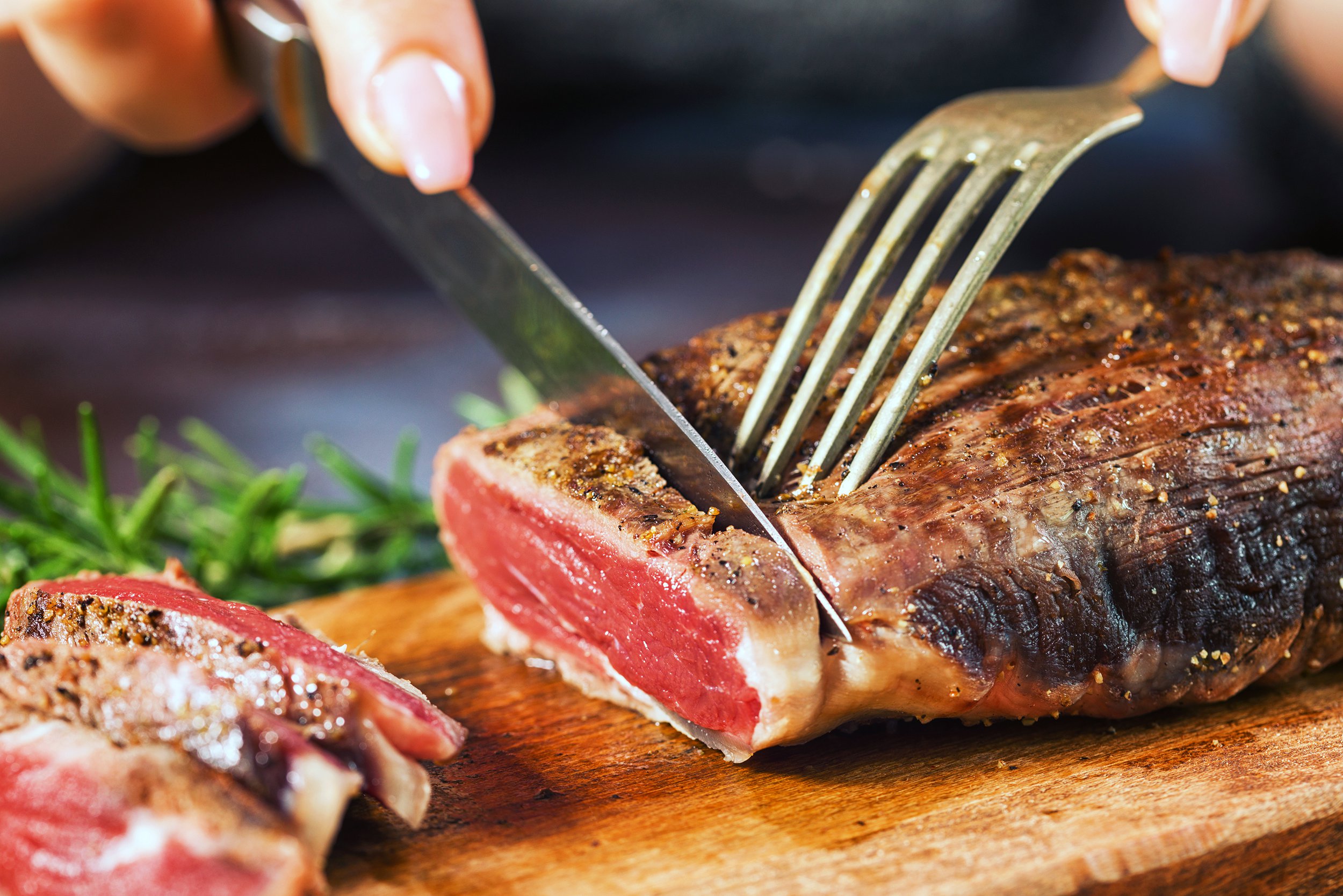Slicing rare steak