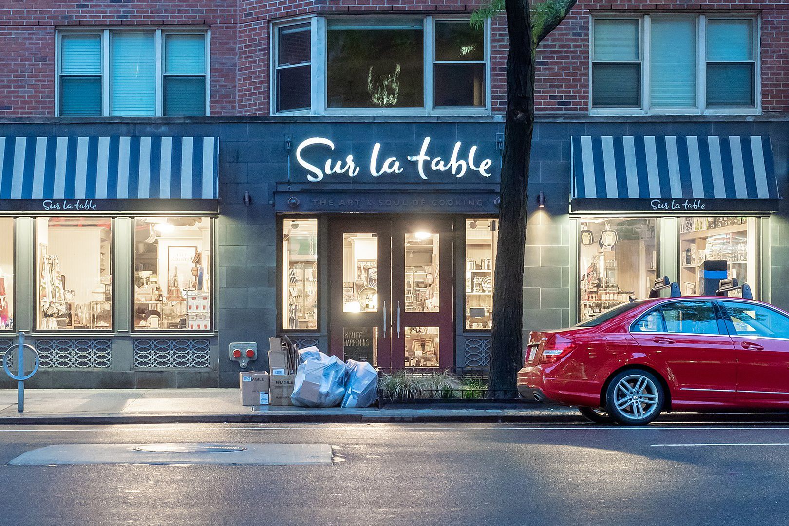 Sur La Table Storefront