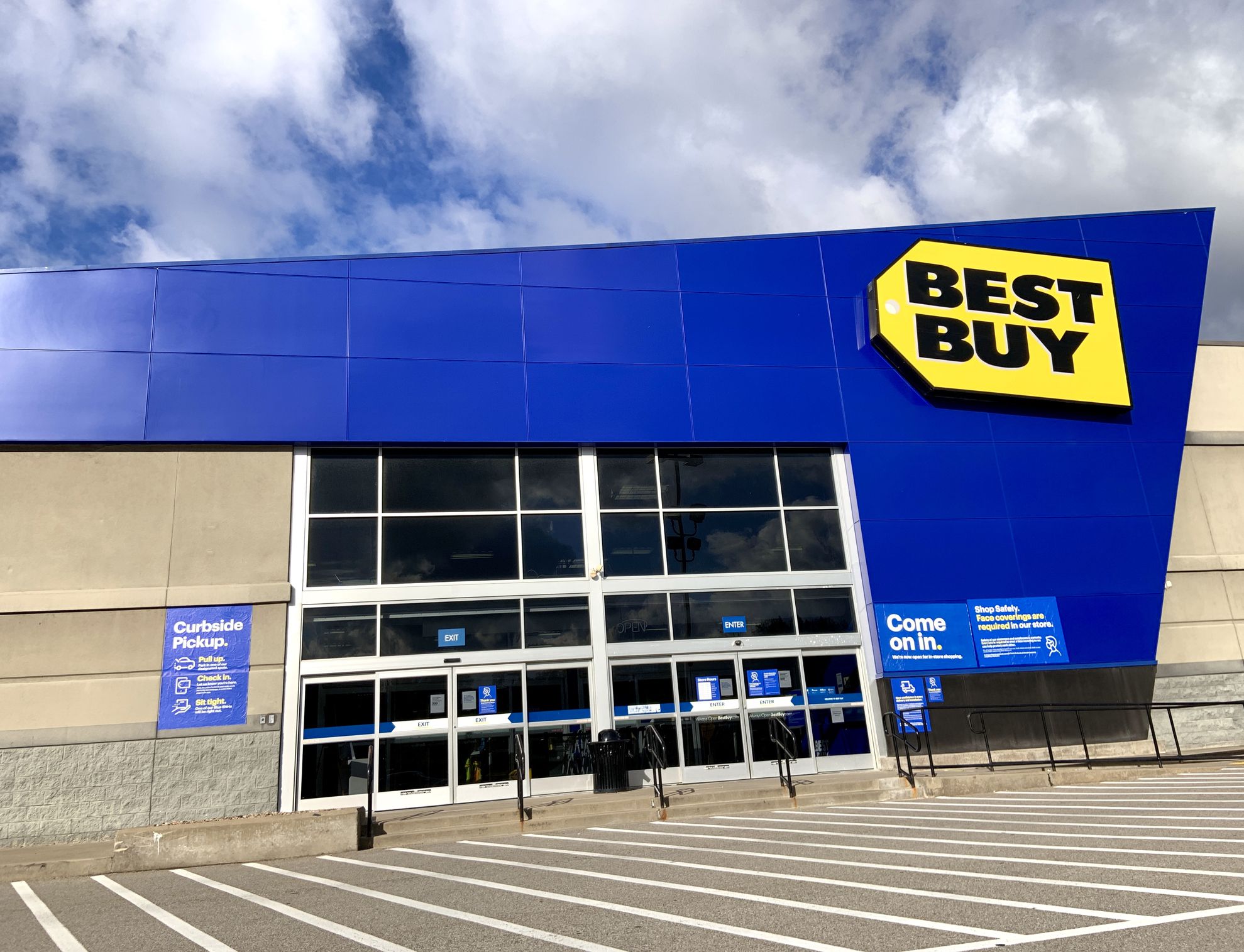 Pittsburgh, USA April 22, 2021Best Buy store on McKnight Road in Pittsburgh. Best Buy is an American electronics retailer.