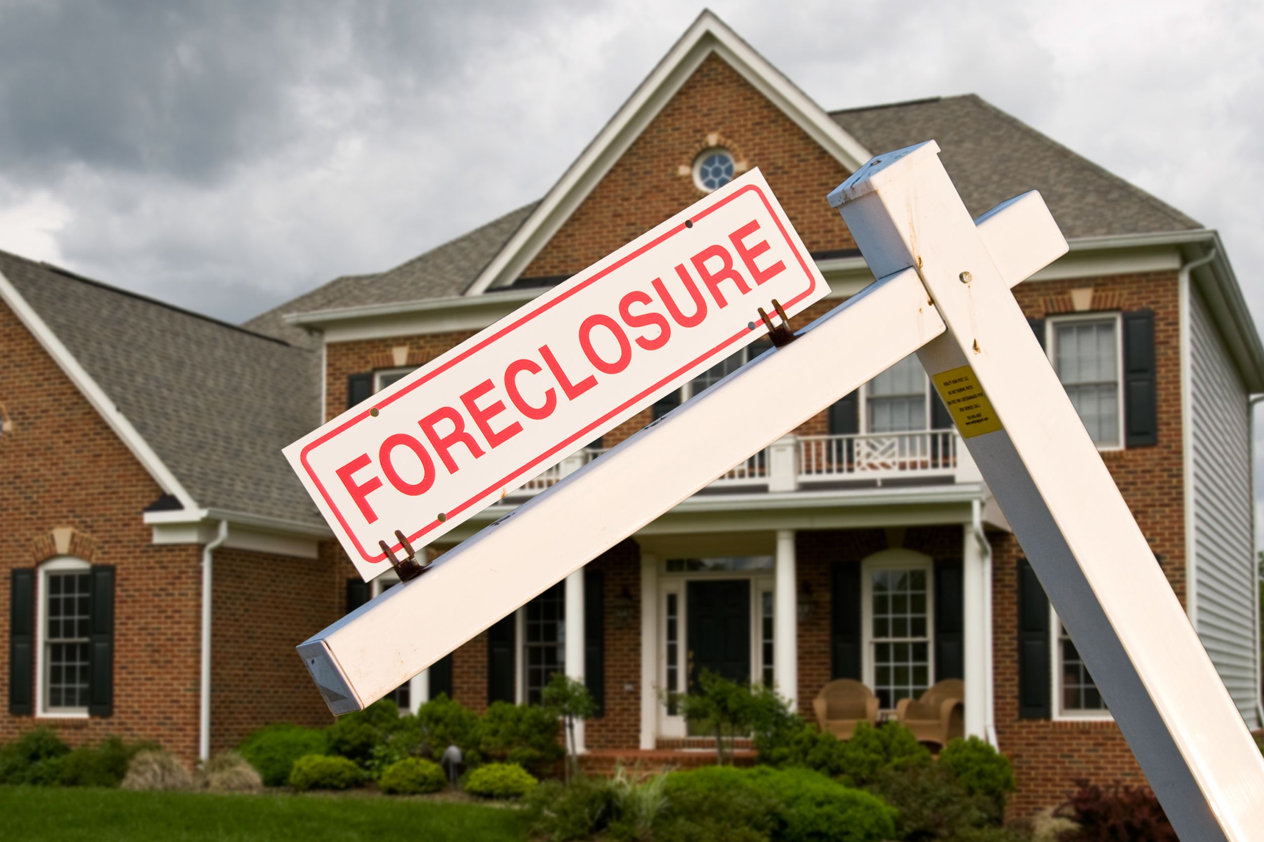foreclosure sign in front on modern house