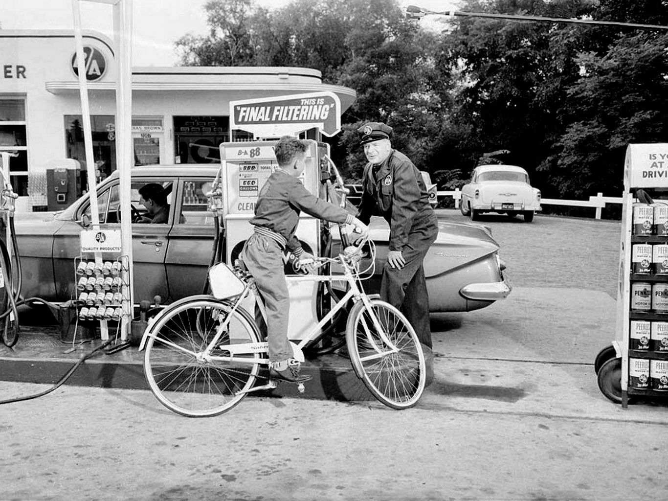 1961 GAS STATION & ATTENDANT