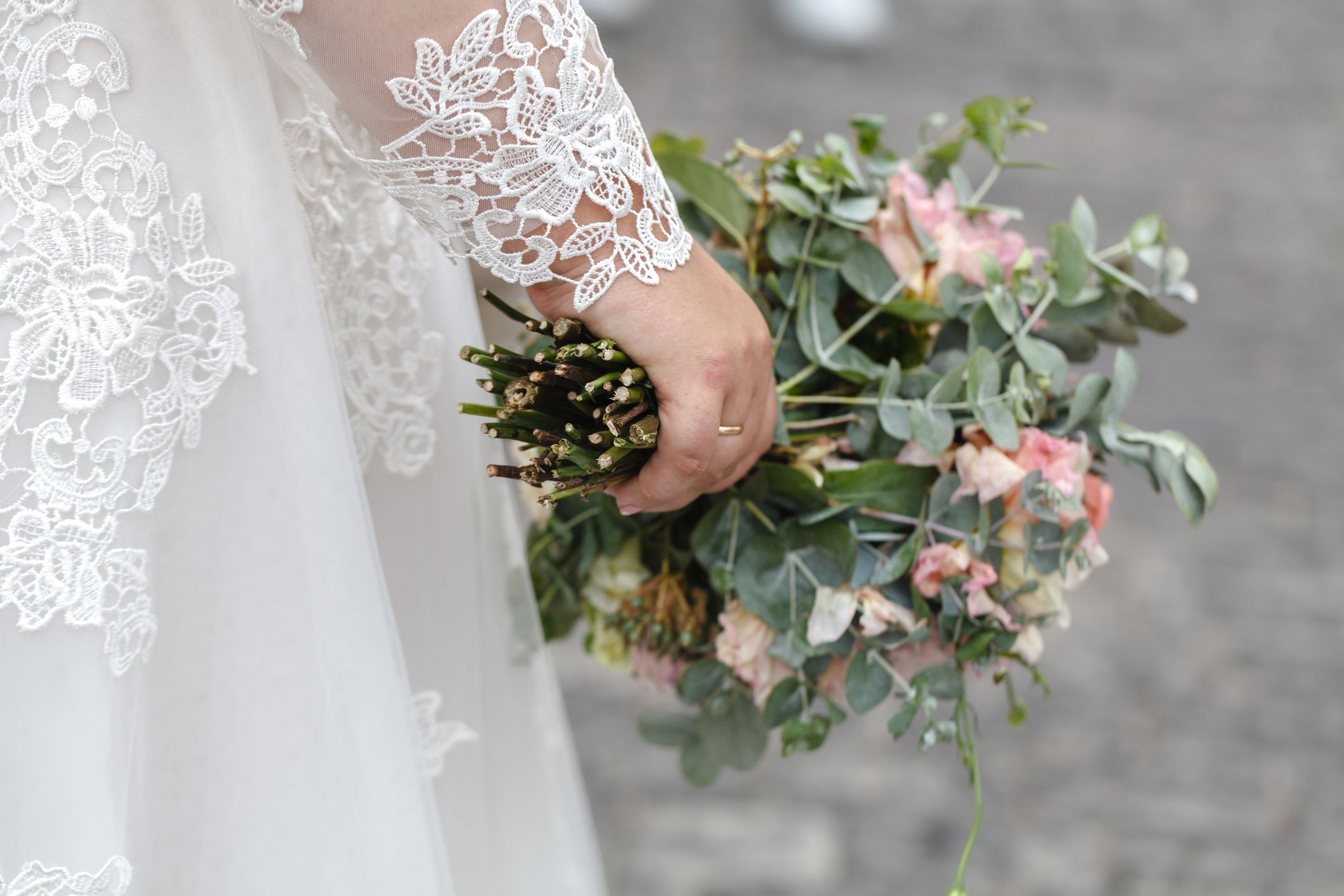 Plus size bride With the wedding bouquet