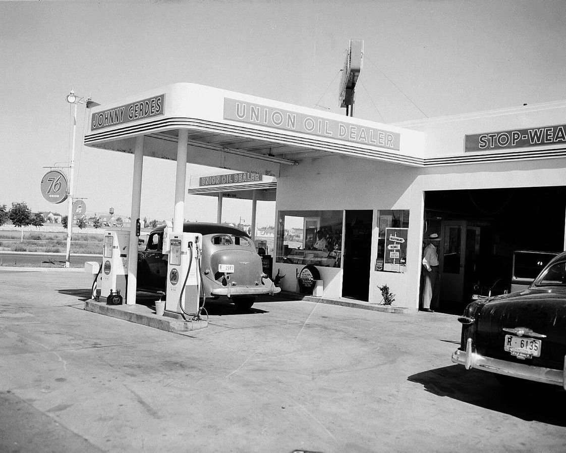 1950 gas station