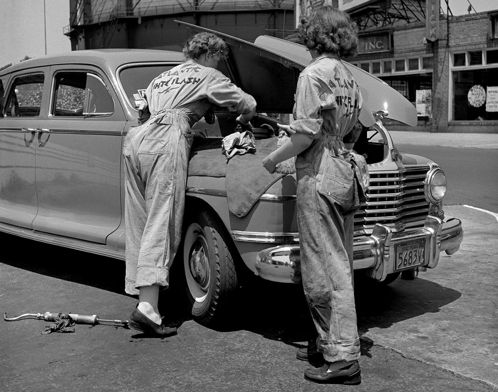 1943 gas station