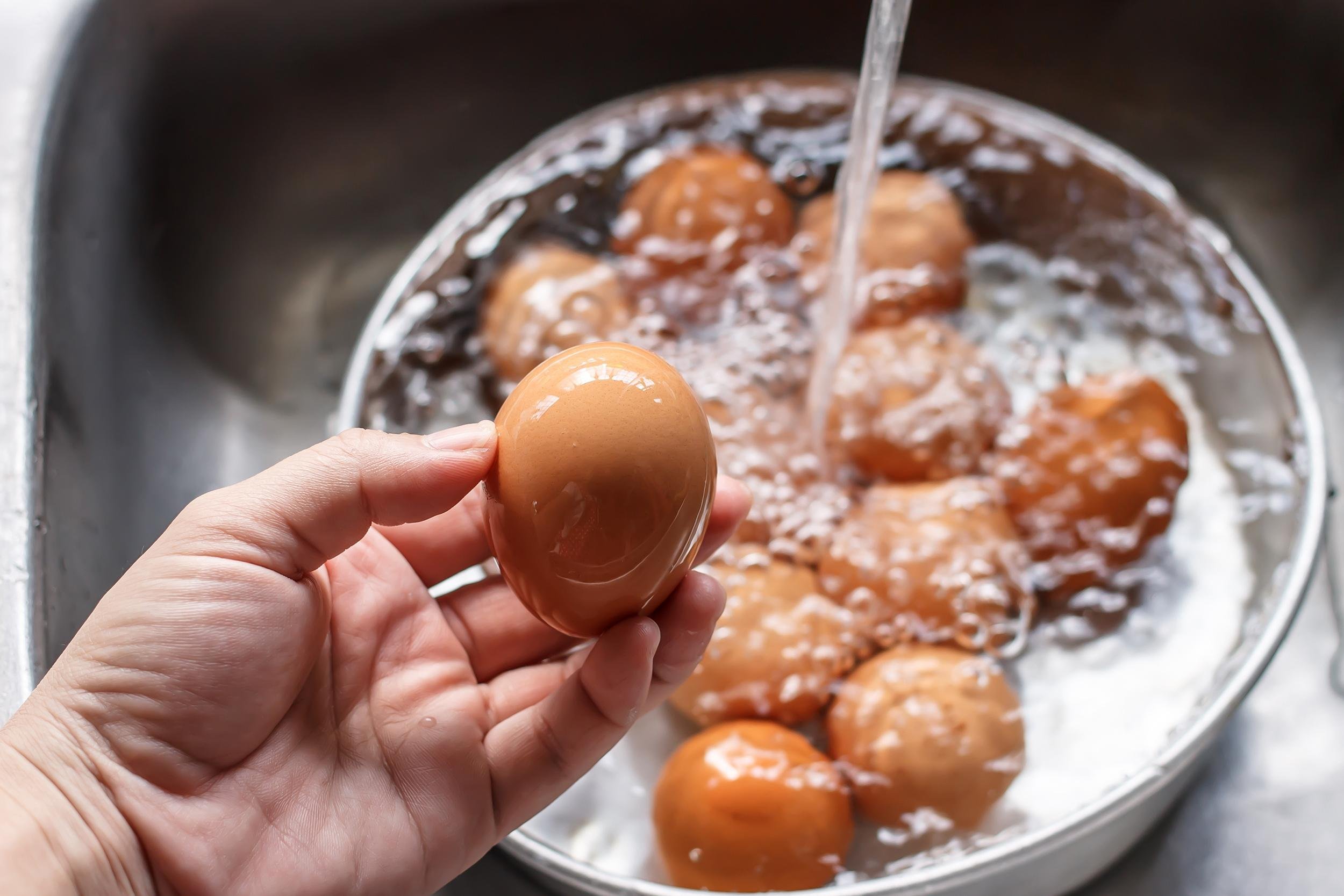 washing fresh eggs in kitchen sink
