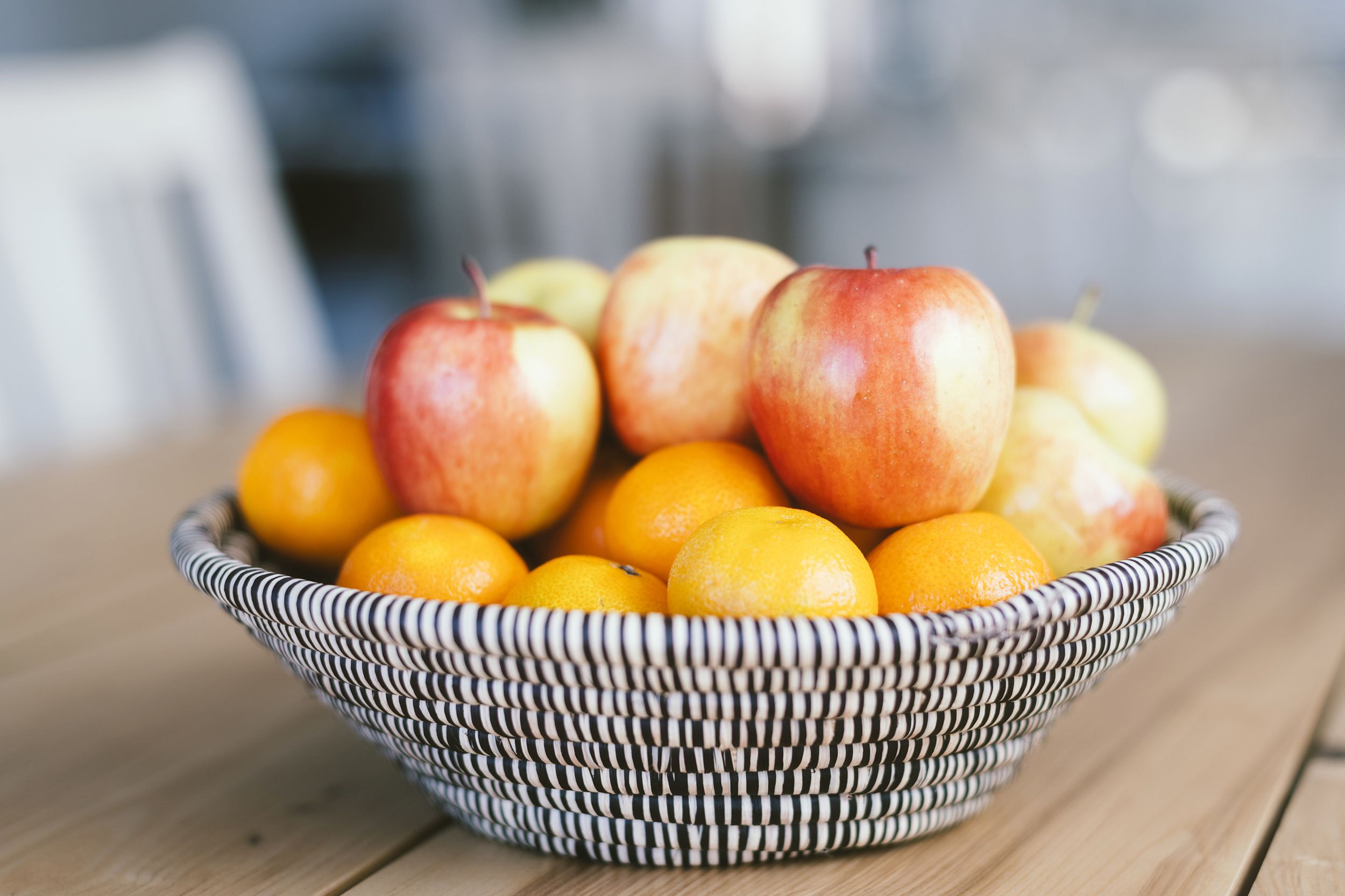 Bowl of apples and oranges