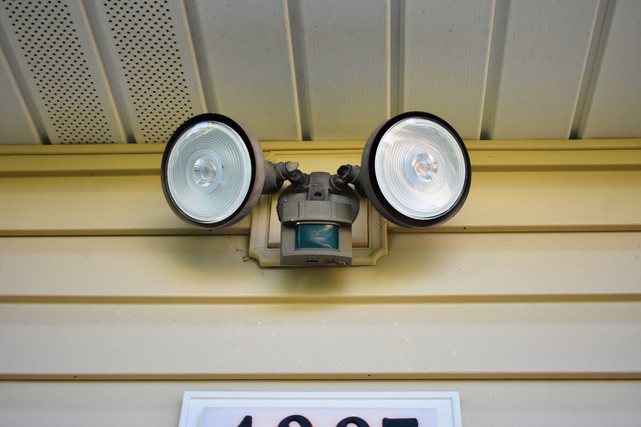 Motion detection light