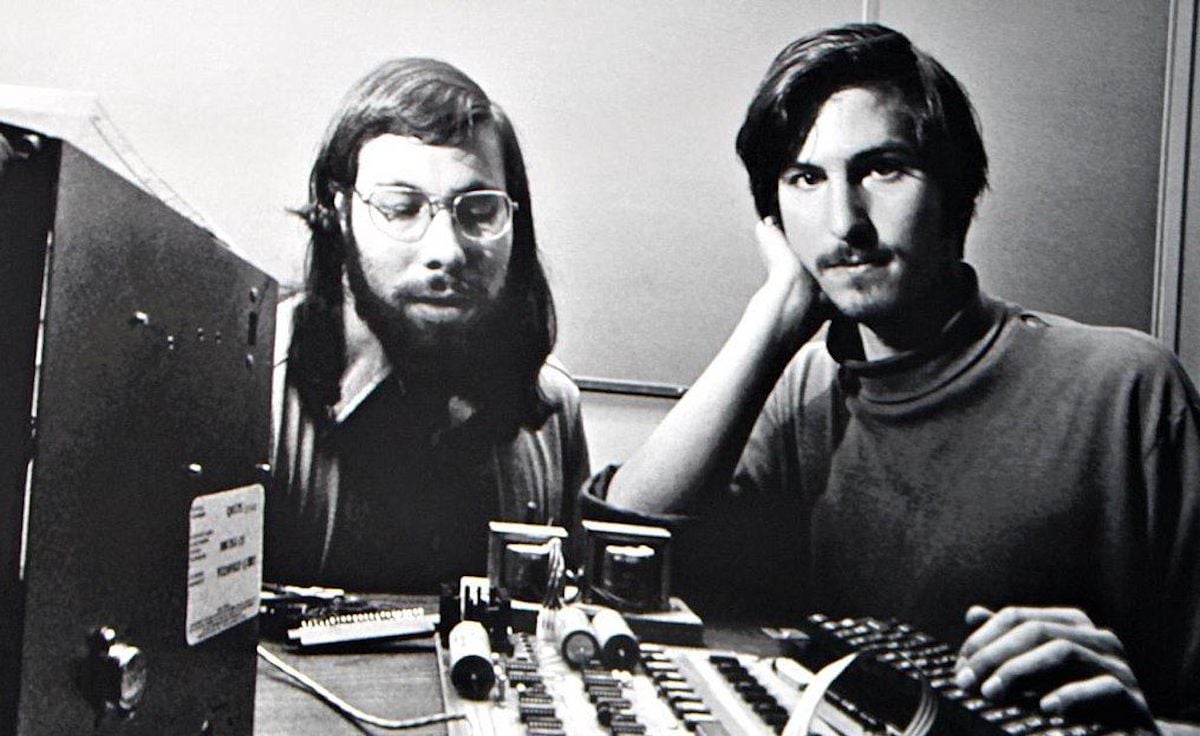Steve Jobs and Wozniak in 1976 in the beginning stages of Apple