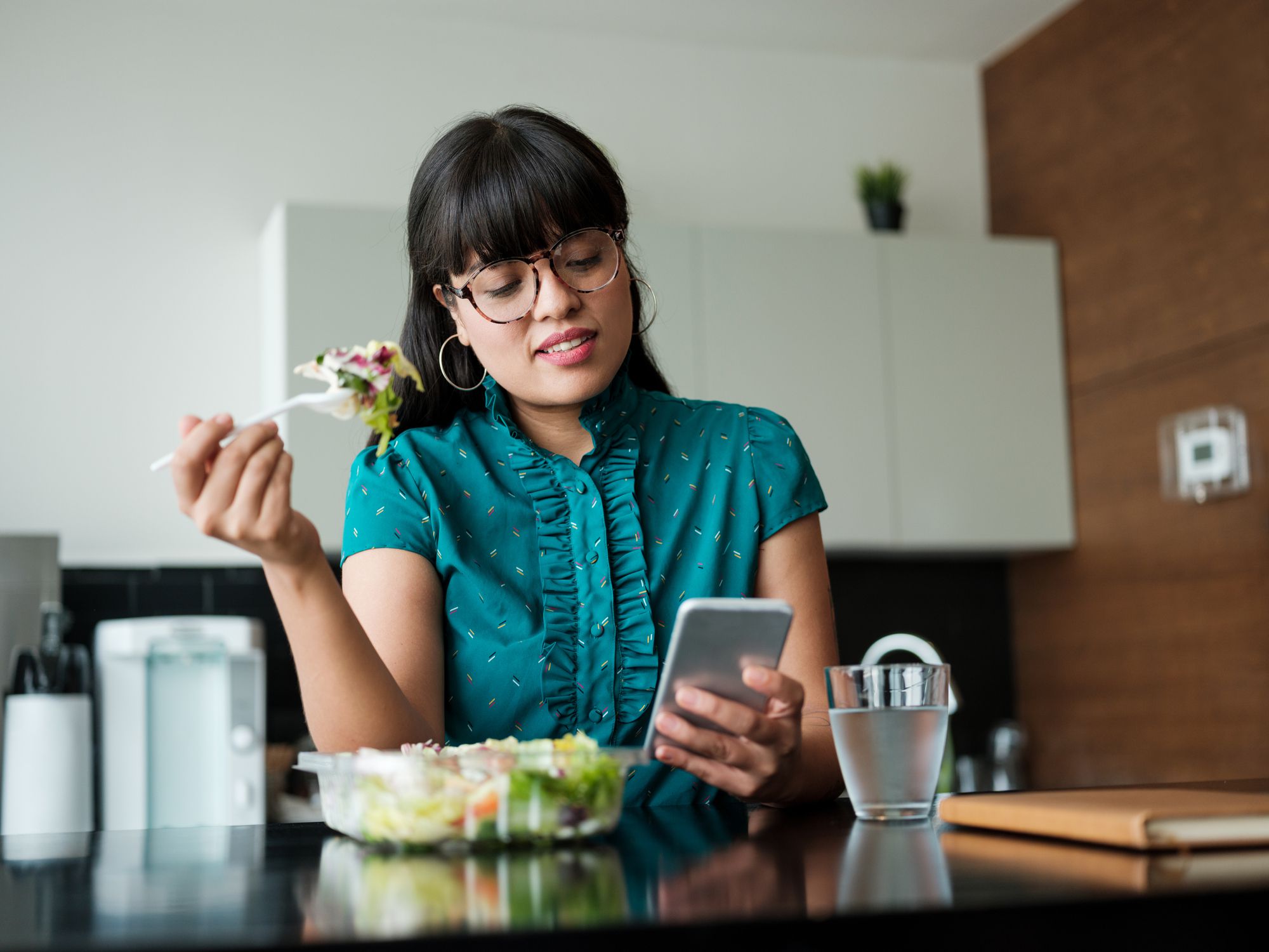 latin woman, businesswoman, young adult, healthy eating, working, smartphone
