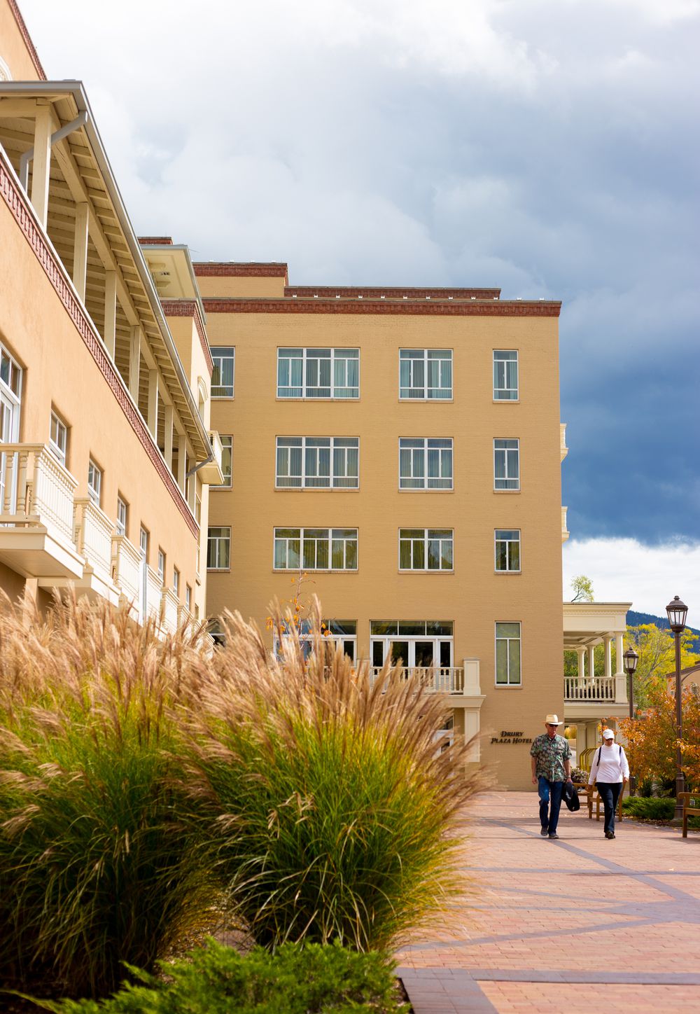 Santa Fe, NM: Tourists Outside the Drury Plaza Hotel
