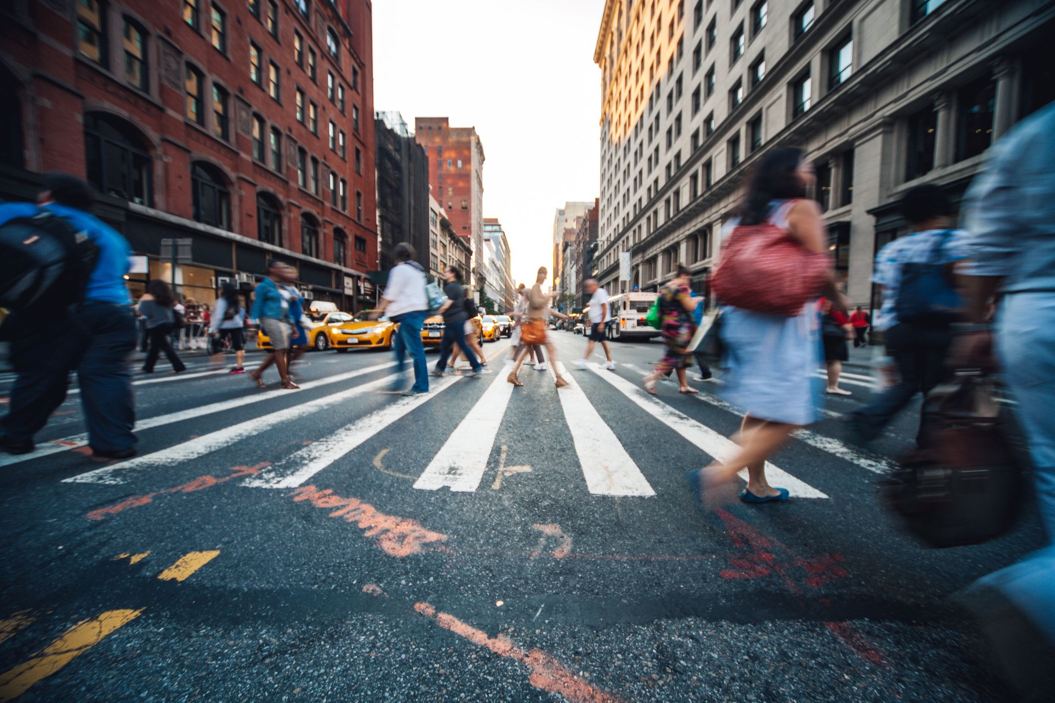 Crowd of people crossing the street in Midtown Manhattan.