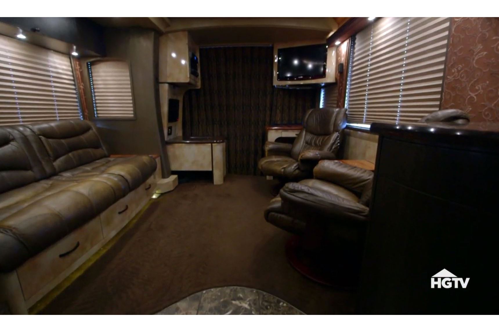 A Look Inside Tommy Lee’s Tour Bus