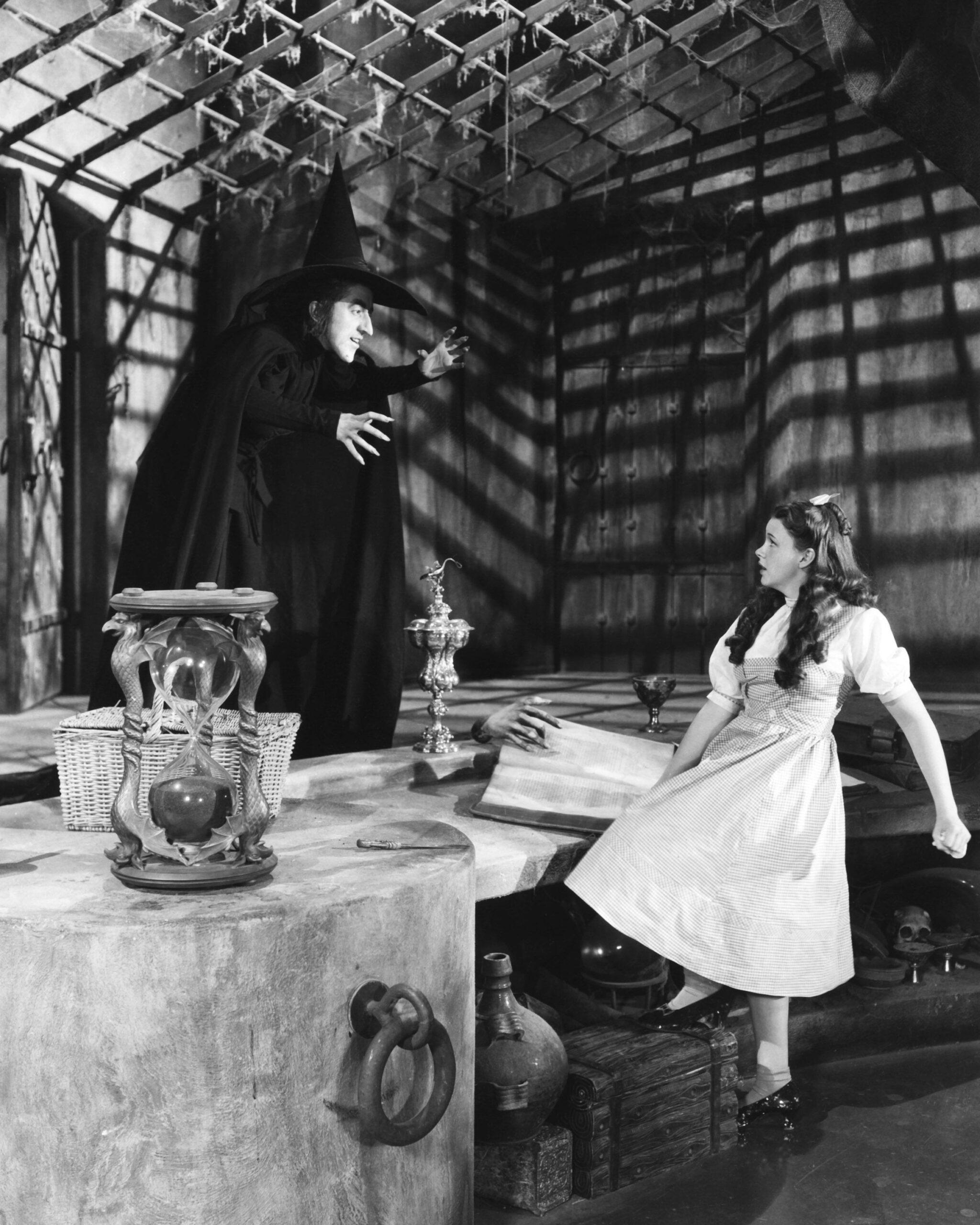 Judy Garland (right) as Dorothy and Margaret Hamilton as the Wicked Witch of the West in the musical film 'The Wizard of Oz', 1939.