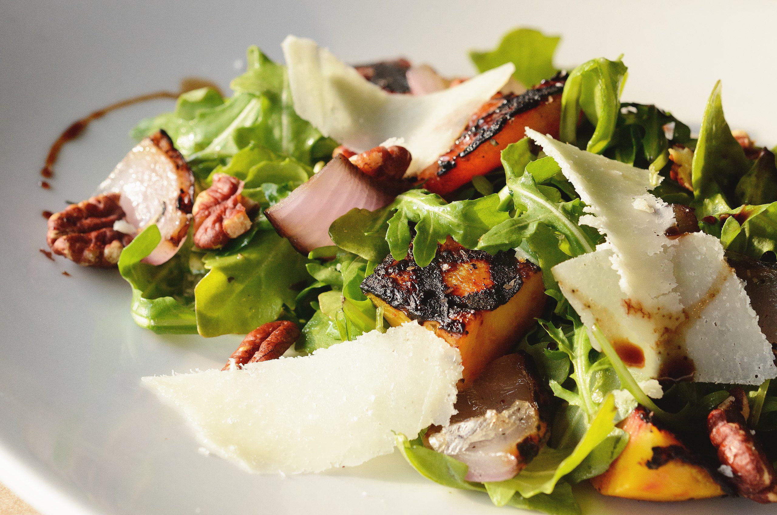 Green grilled peach salad
