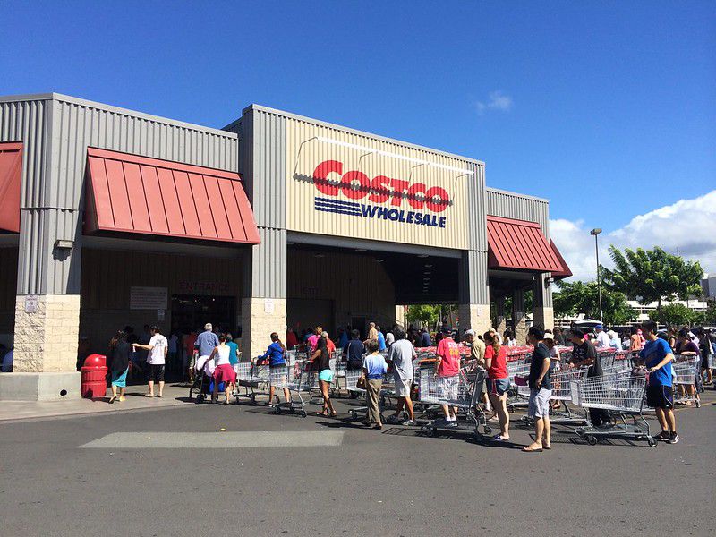 Long Costco line outside store on Honolulu before hurricane Iselle