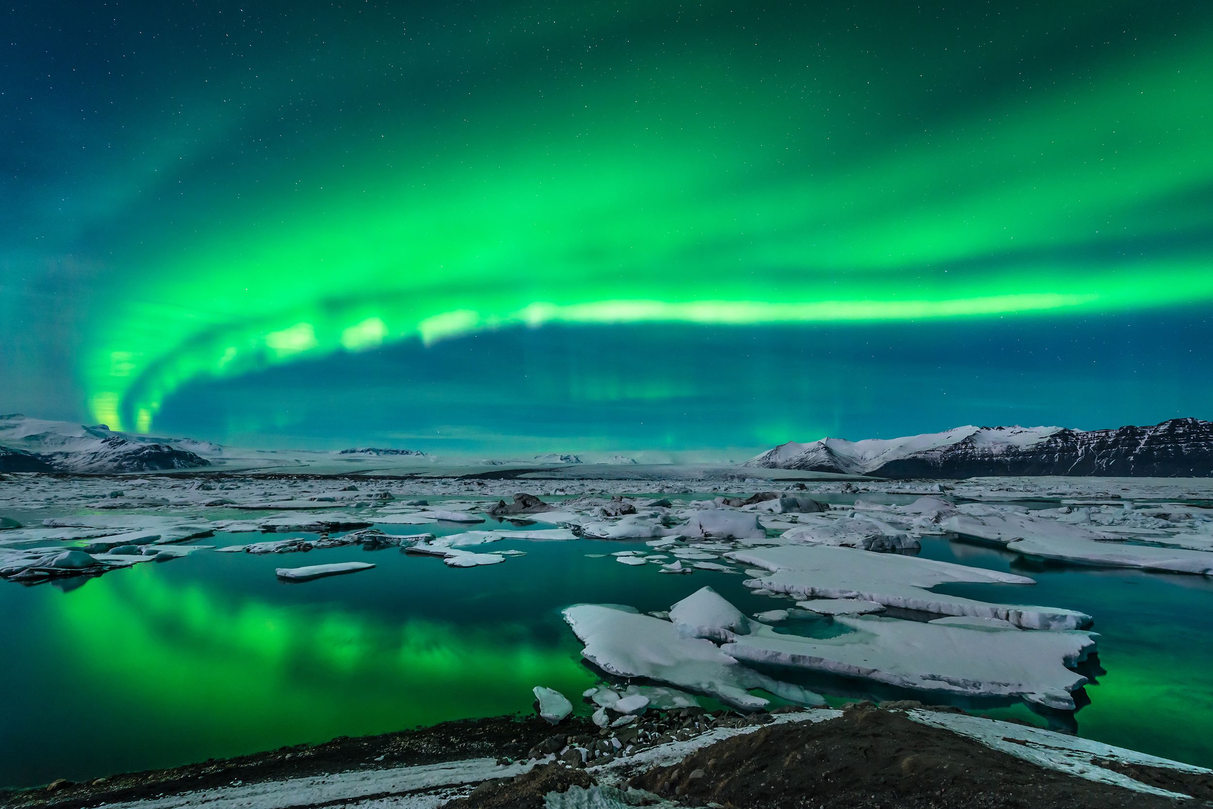 Green auroral display over the Glacier Lagoon, Jokulsarlon, Iceland