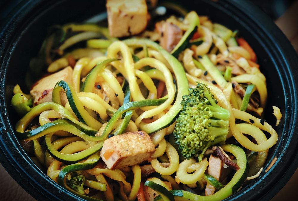zoodles with tofu and broccoli