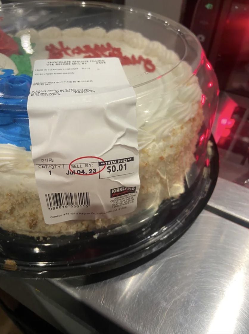 Reddit screenshot of a 1 cent cake at Costco.