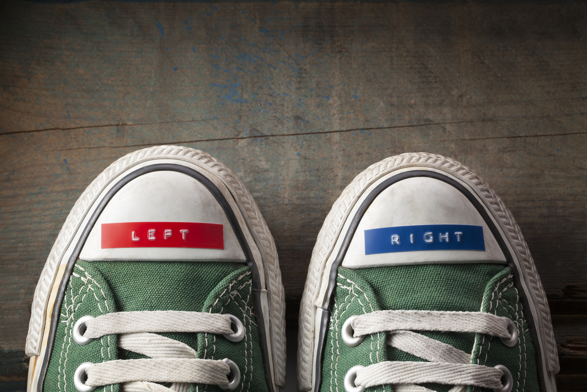 Sneakers with left and right stickers in red and blue
