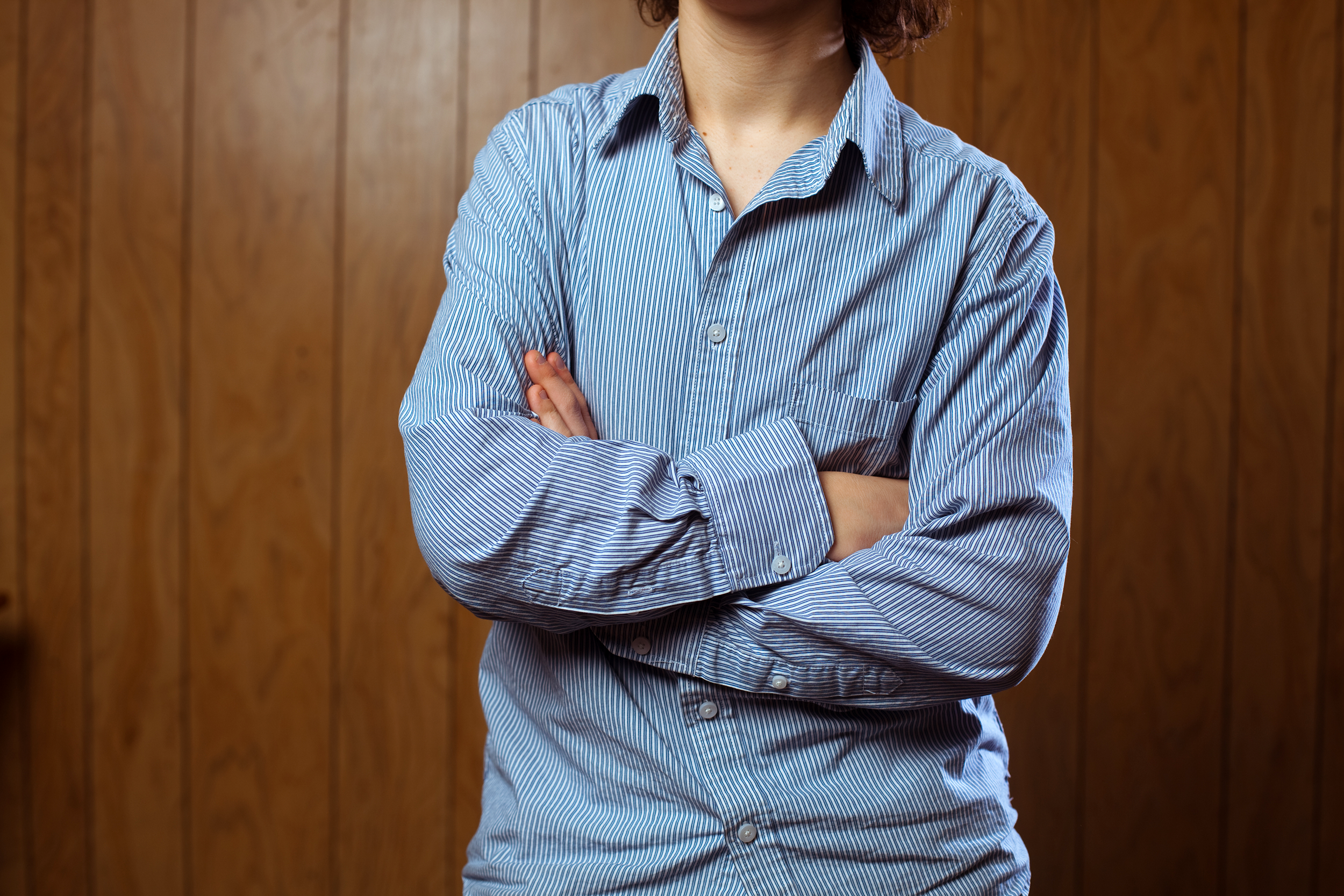 Man wearing a wrinkled blue shirt