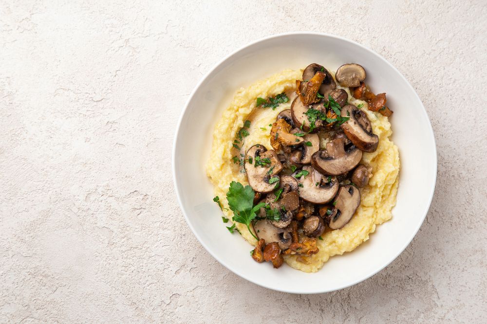 Creamy polenta with fried mushrooms
