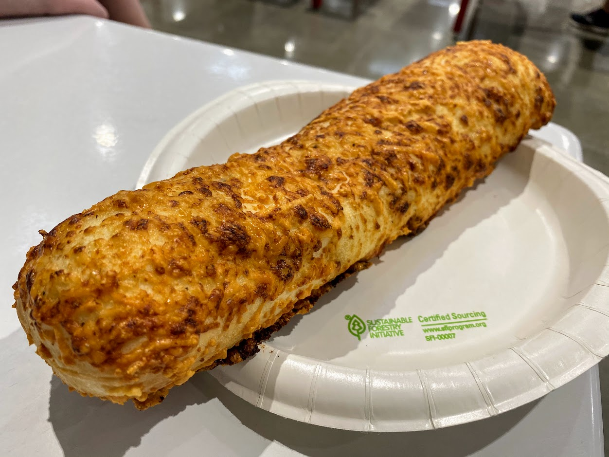 Pollo Horneado en el Patio de Comidas de Costco en un Plato de Papel Blanco Sobre una Mesa Blanca