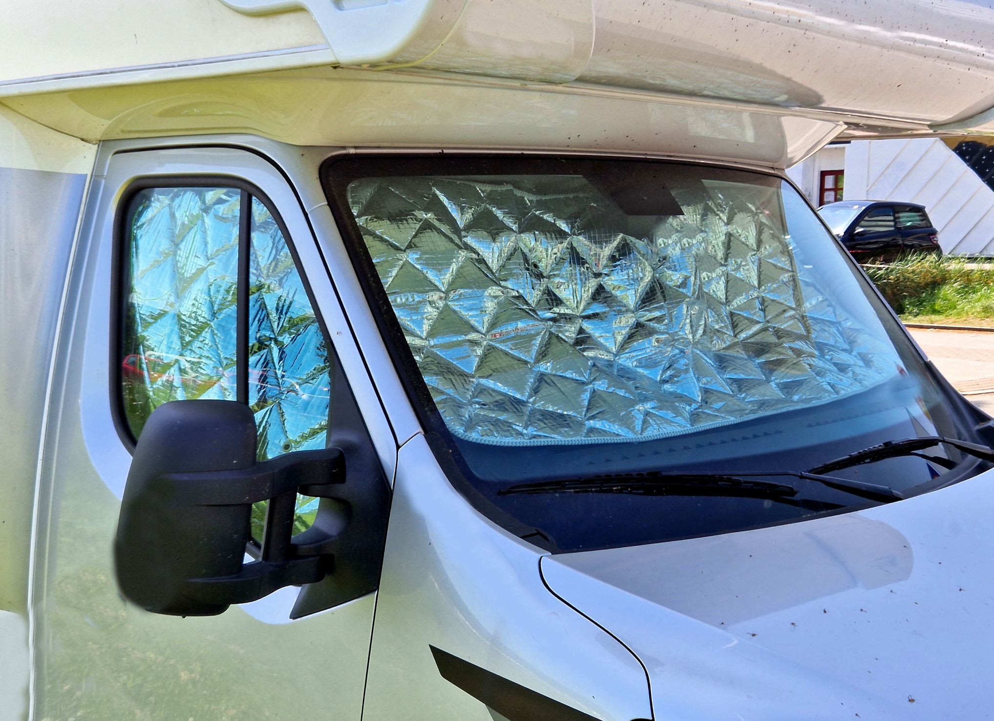 decoration of the windows of your caravan - from practical fabric blinds to stylish sliding curtains. It is also good to be protected from prying eyes inside the car, camping, caravan park
