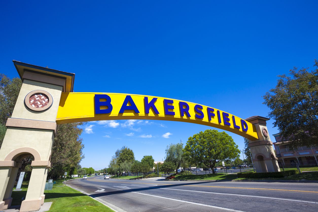 An image of the welcome entrance to Bakersfield, California.