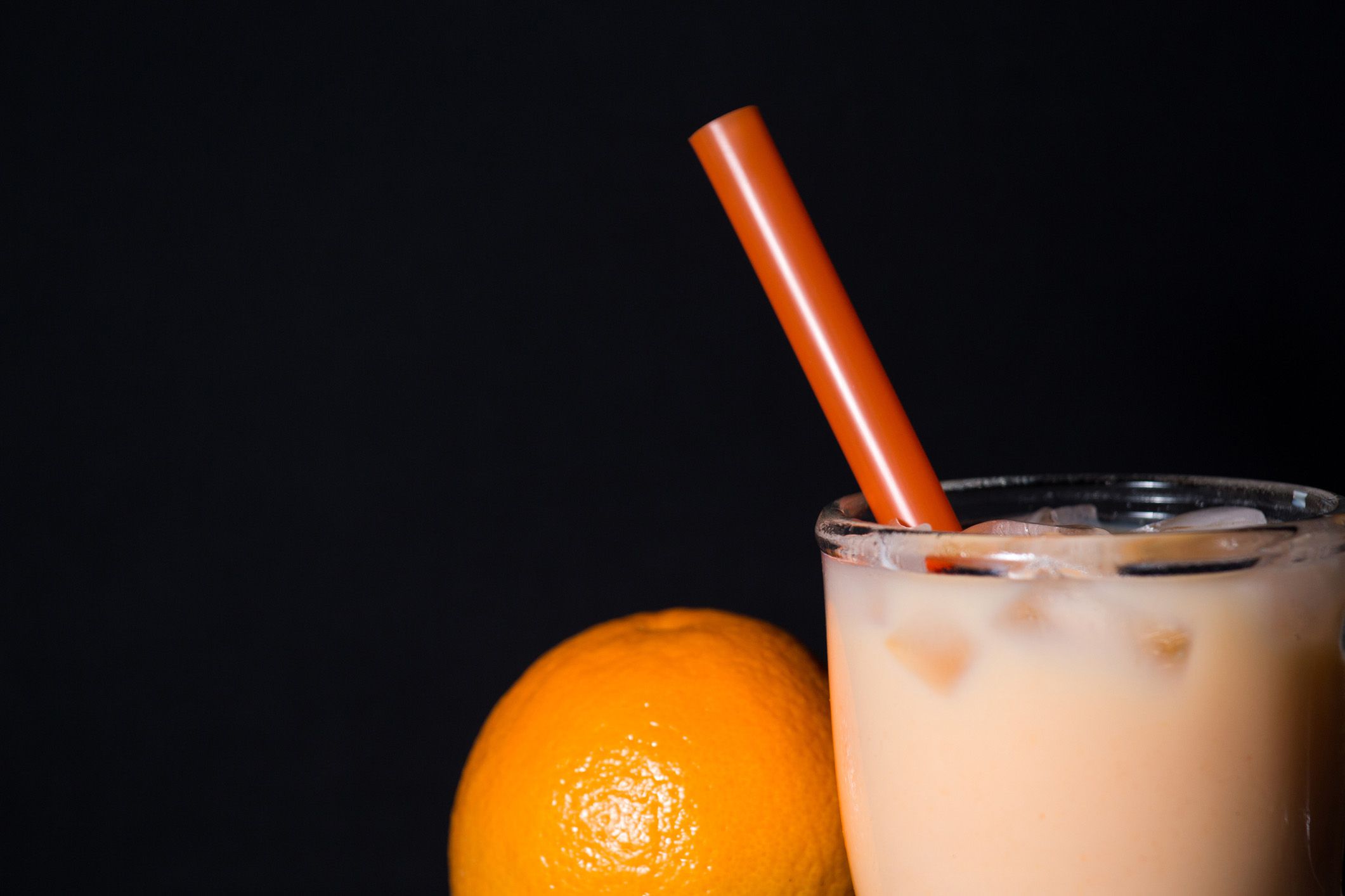 morir soñando with straw, beside orange
