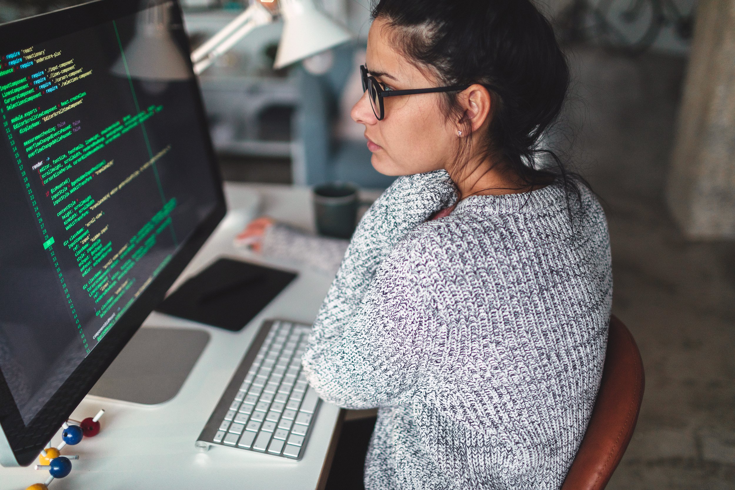 woman programming at her home office