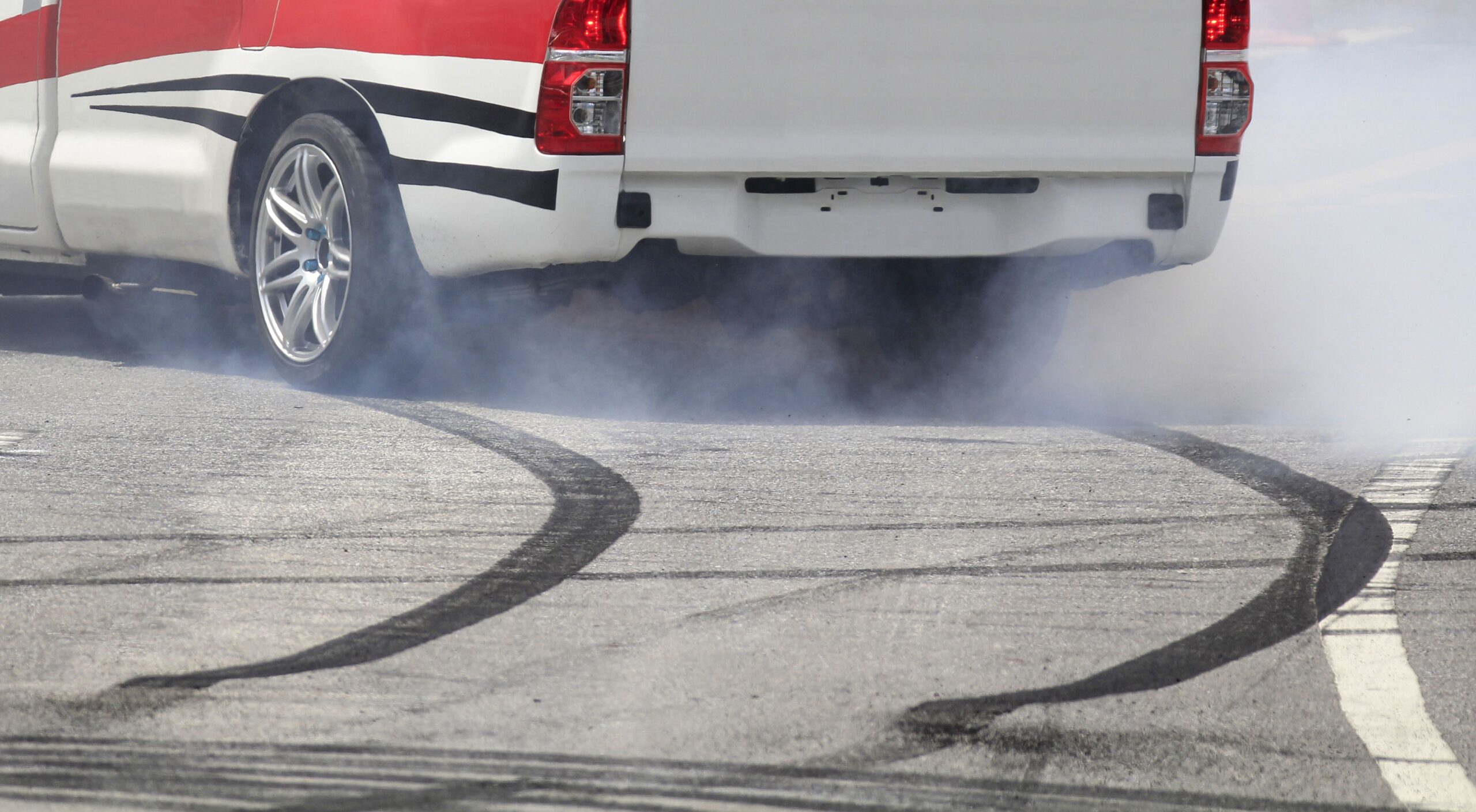 Emergency braking wheel with smoke on the highway.