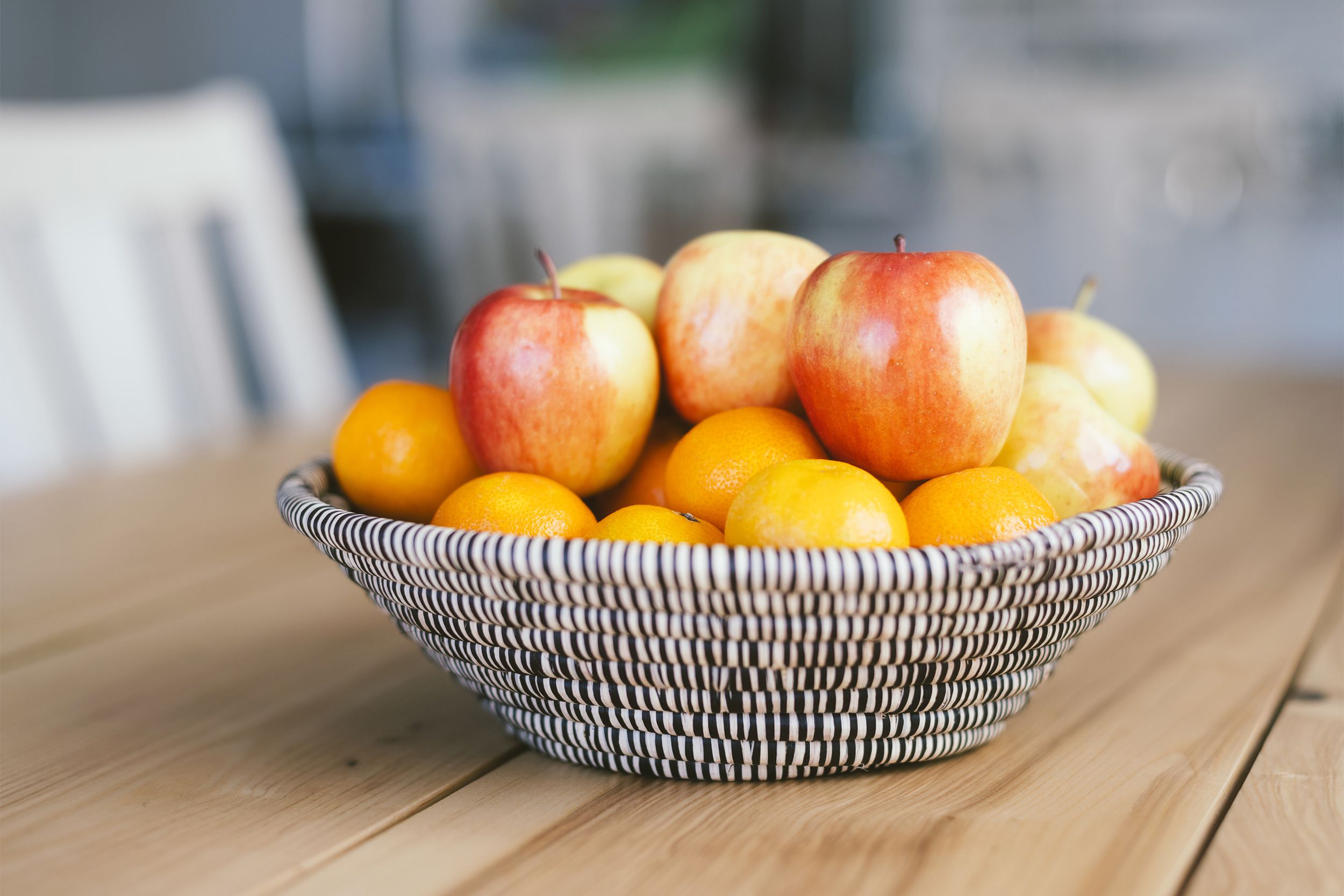 Bowl of apples and oranges