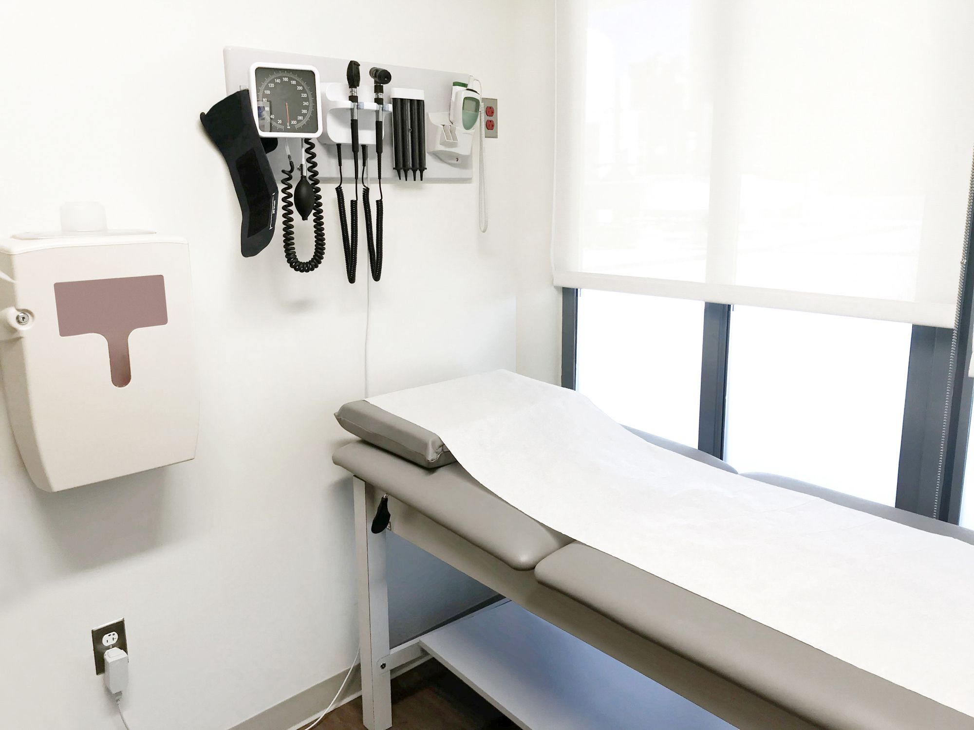 Computer monitor with xray results in doctor’s office
