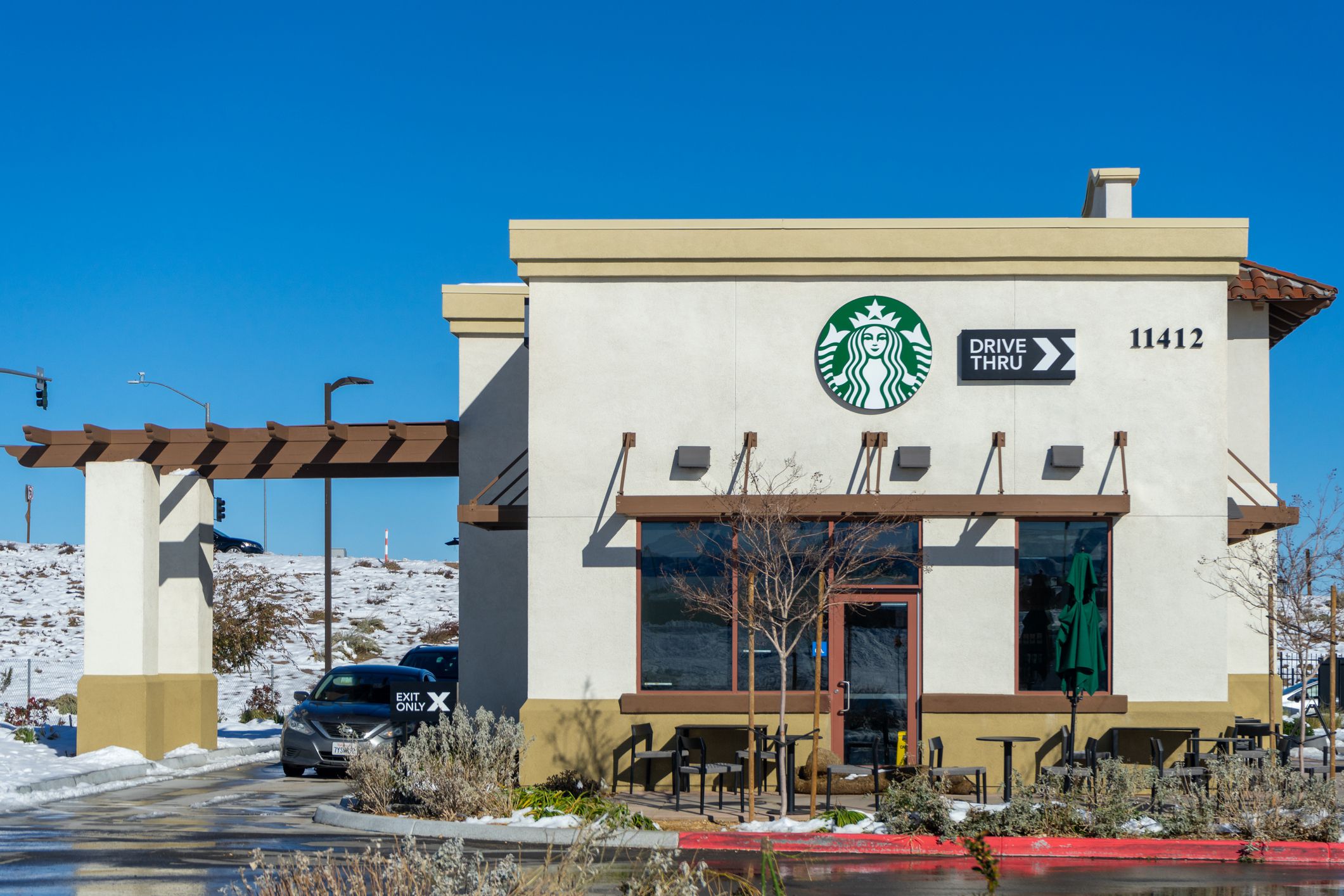 Hesperia, CA / USA – December 28, 2019: Located at Ranchero Rd and I-15 in the town of Hesperia, California, this Starbucks is a popular stop for travelers in the Mojave Desert.