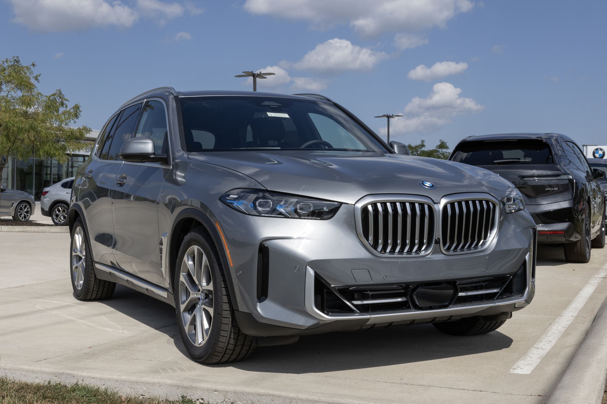 Lafayette - September 15, 2023: BMW X5 xDrive50e Plug-In Hybrid SUV display at a dealership. BMW offers the X5 xDrive50e PHEV as a luxury SUV.