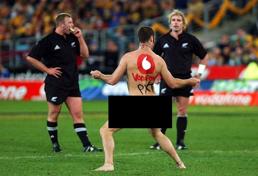 om Willis (L) and Justin Marshall look less than impressed as one of two streakers who invaded the field, holds up play during the Wallabies last minute 1614 win over the All Blacks in the TriNations Bledisloe cup rugby match at Stadium Australia, Sarturd