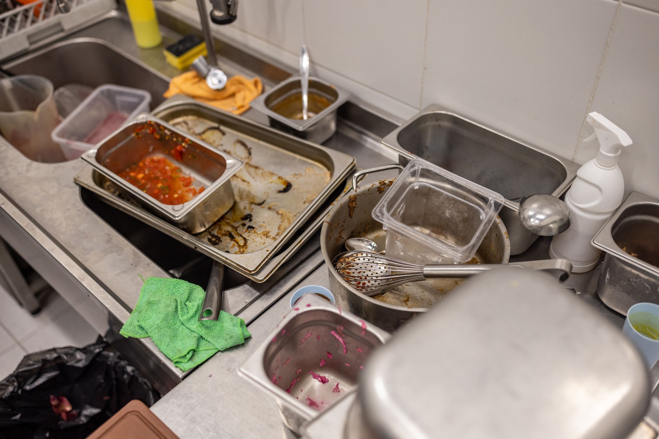 Kitchen sink with dirty dishes in the fast food restaurant
