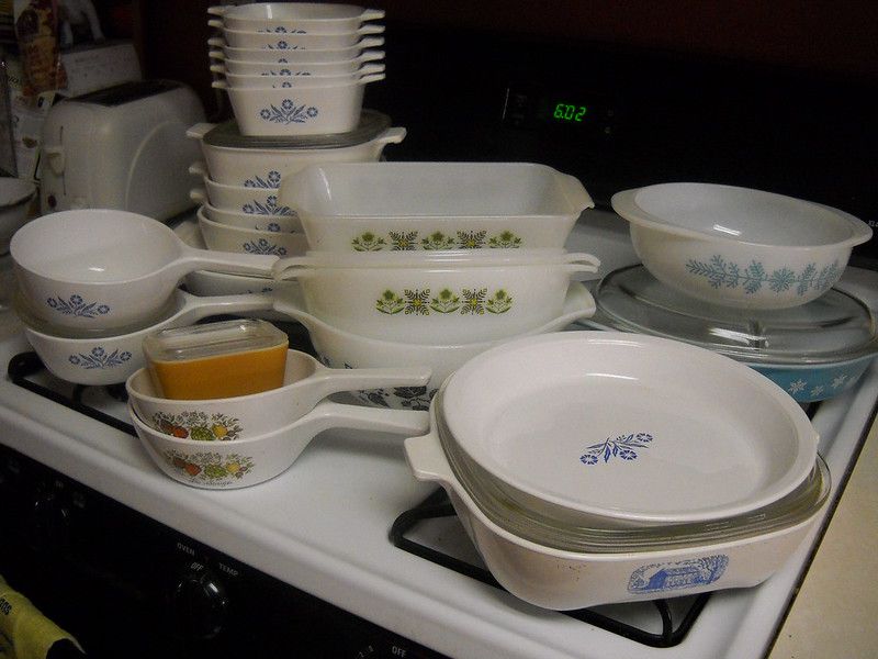 An image of a vintage CorningWare set.