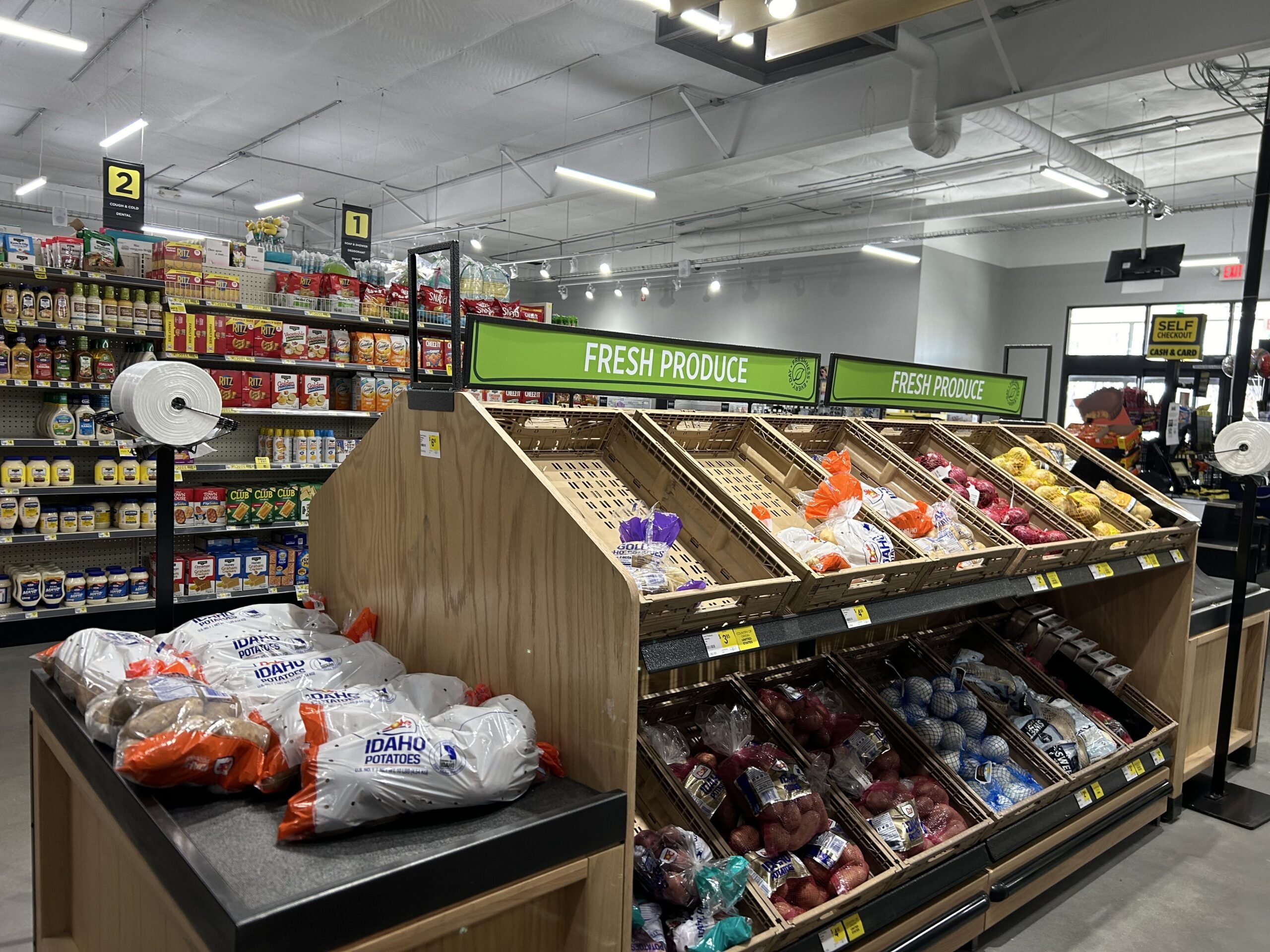 DG Market interior
