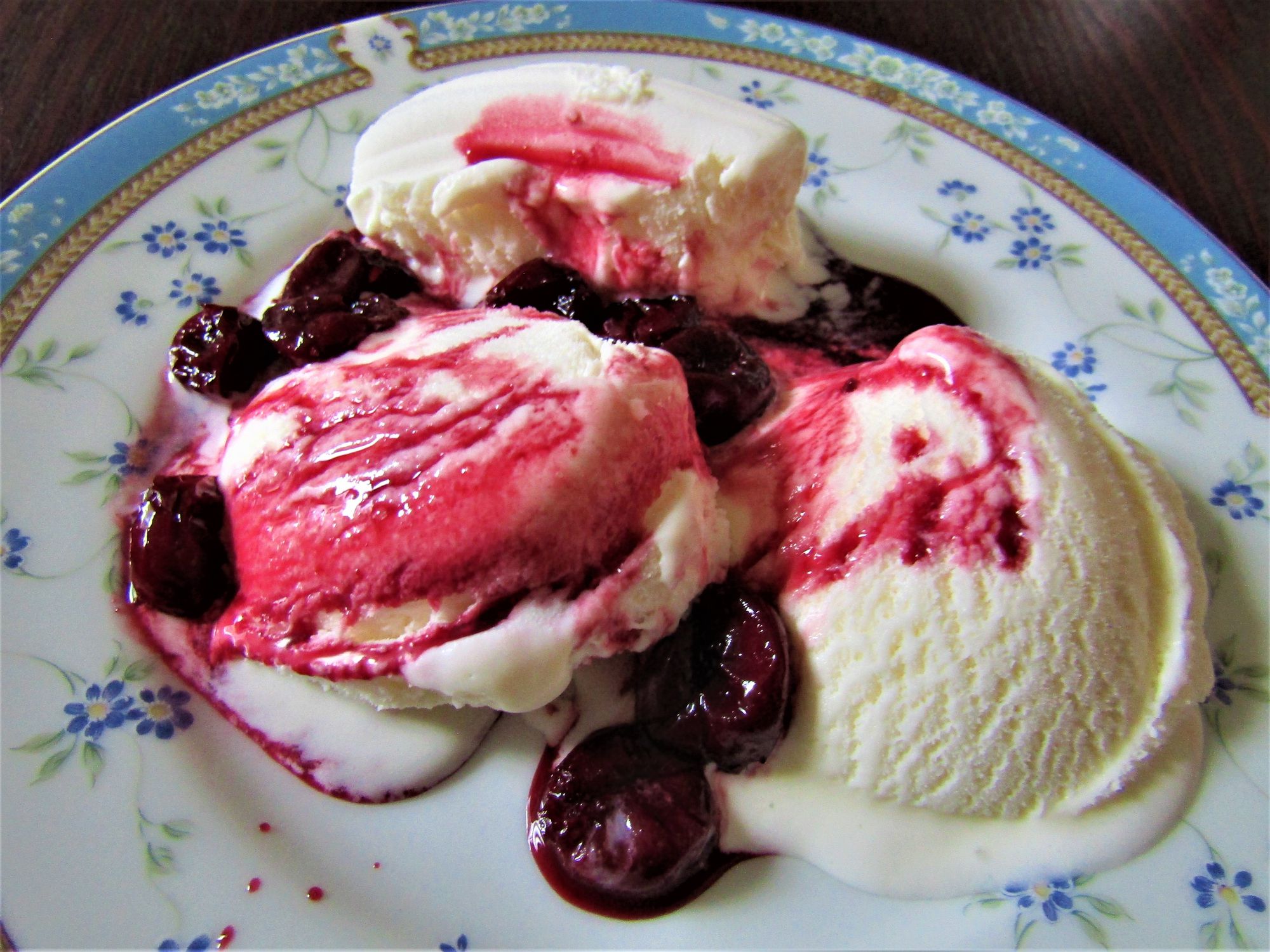 Ice cream with original homemade sauce